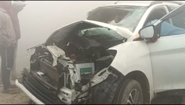 Major accident on NH 28 due to fog, car flipped over, many injured