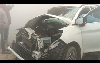 Major accident on NH 28 due to fog, car flipped over, many injured