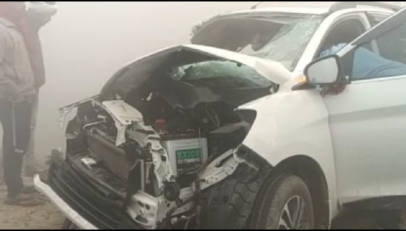 Major accident on NH 28 due to fog, car flipped over, many injured