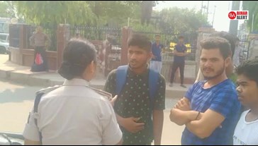 A woman DSP of Bihar showered sticks and slaps on those without helmets, watch this video