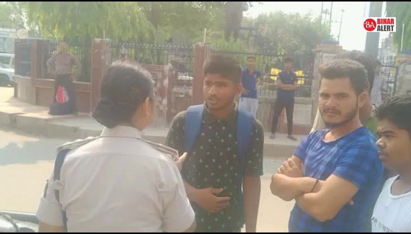 A woman DSP of Bihar showered sticks and slaps on those without helmets, watch this video