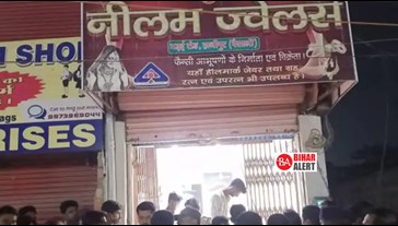 The miscreants looted the jewelery shop, shot the operator dead