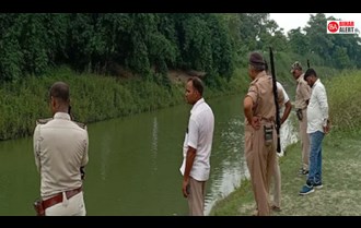 The dead body of the loving couple was found on the side of the railway track..