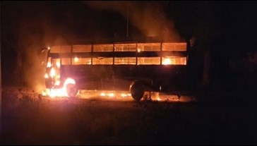 Bus going to Kolkata crushed two bike riders, mob set fire